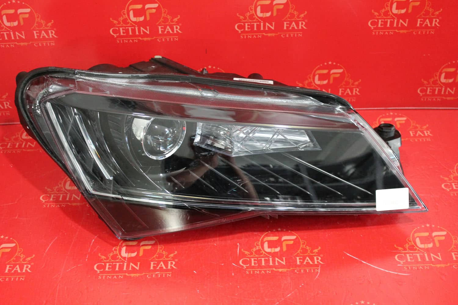 Skoda SUPERB SKODA SUPERB ADAPTİF XENON SAĞ FAR 2015-2018