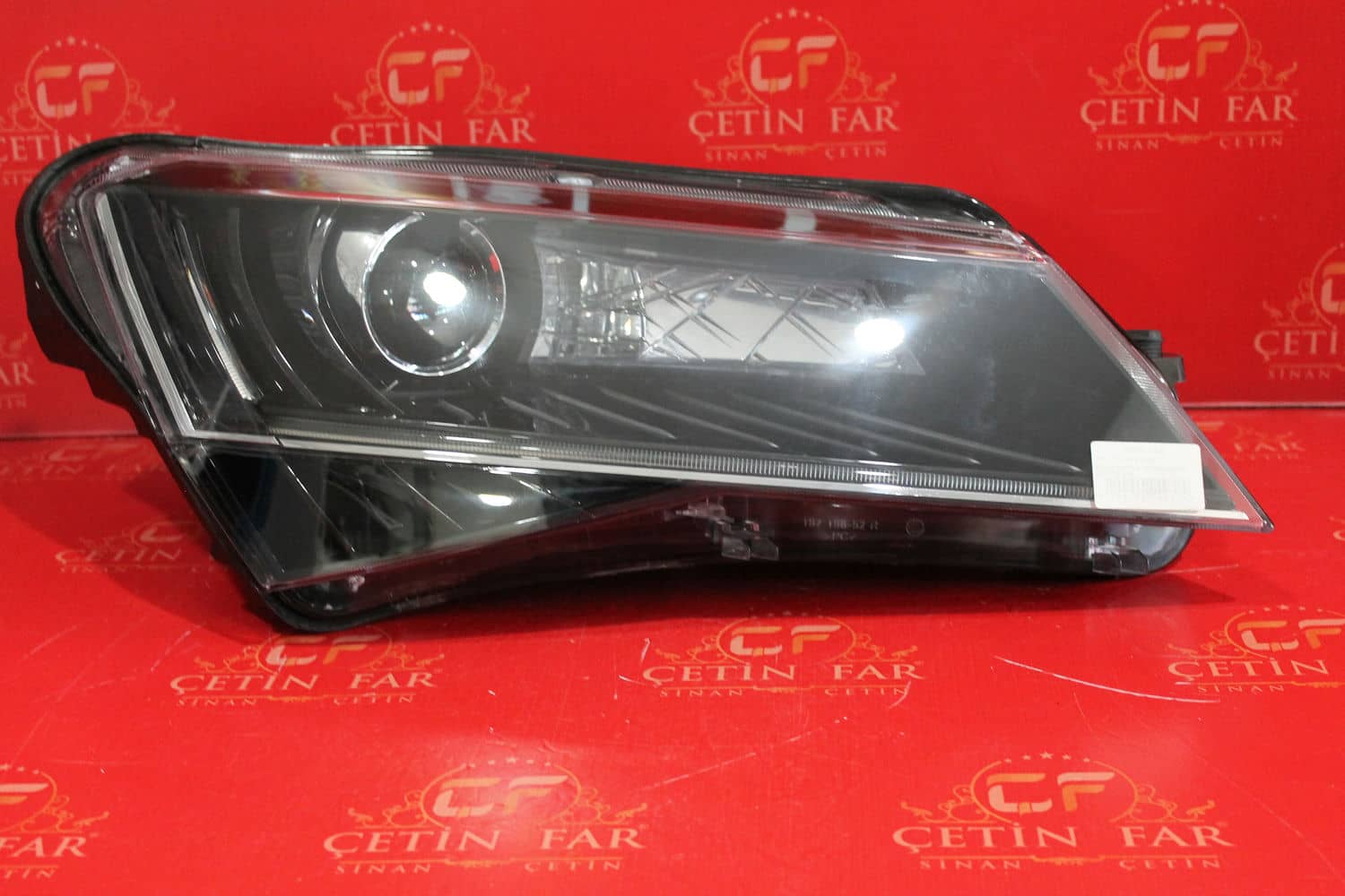 Skoda SUPERB SKODA SUPERB ADAPTİF XENON SAĞ FAR 2015-2018